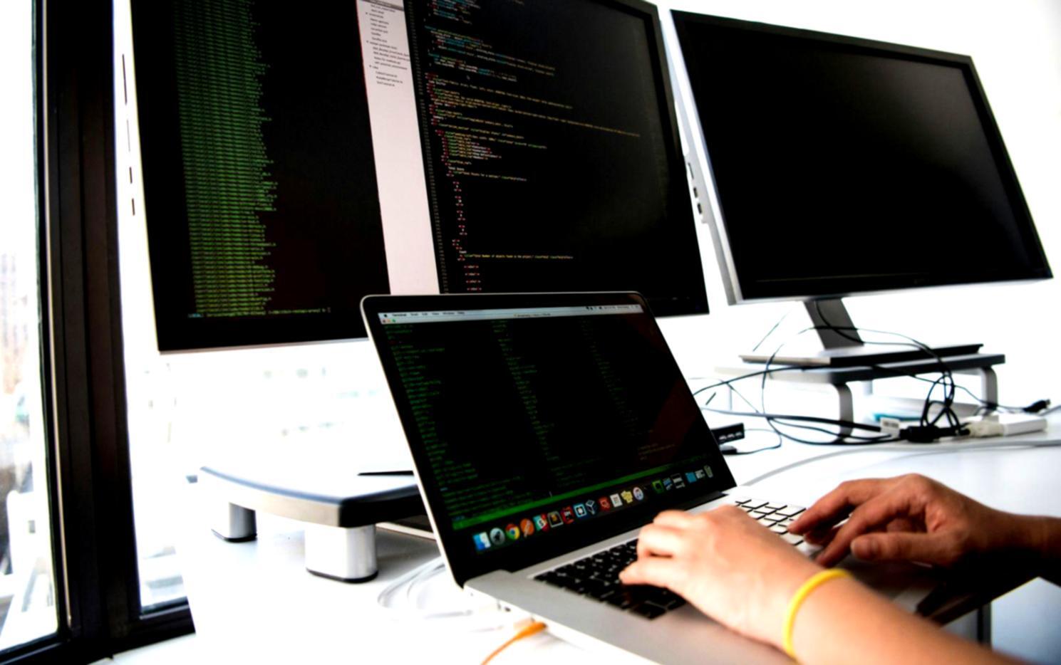 Ambiente di lavoro creativo con materiali di scrittura teatrale e appunti